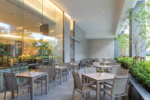 بوفيه فطور يوميًا بتكلفة قدرها (295 THB للشخص)