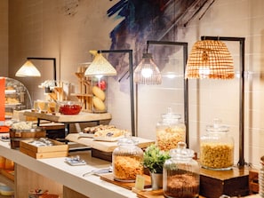 Aperto a colazione, pranzo e cena, cucina internazionale 