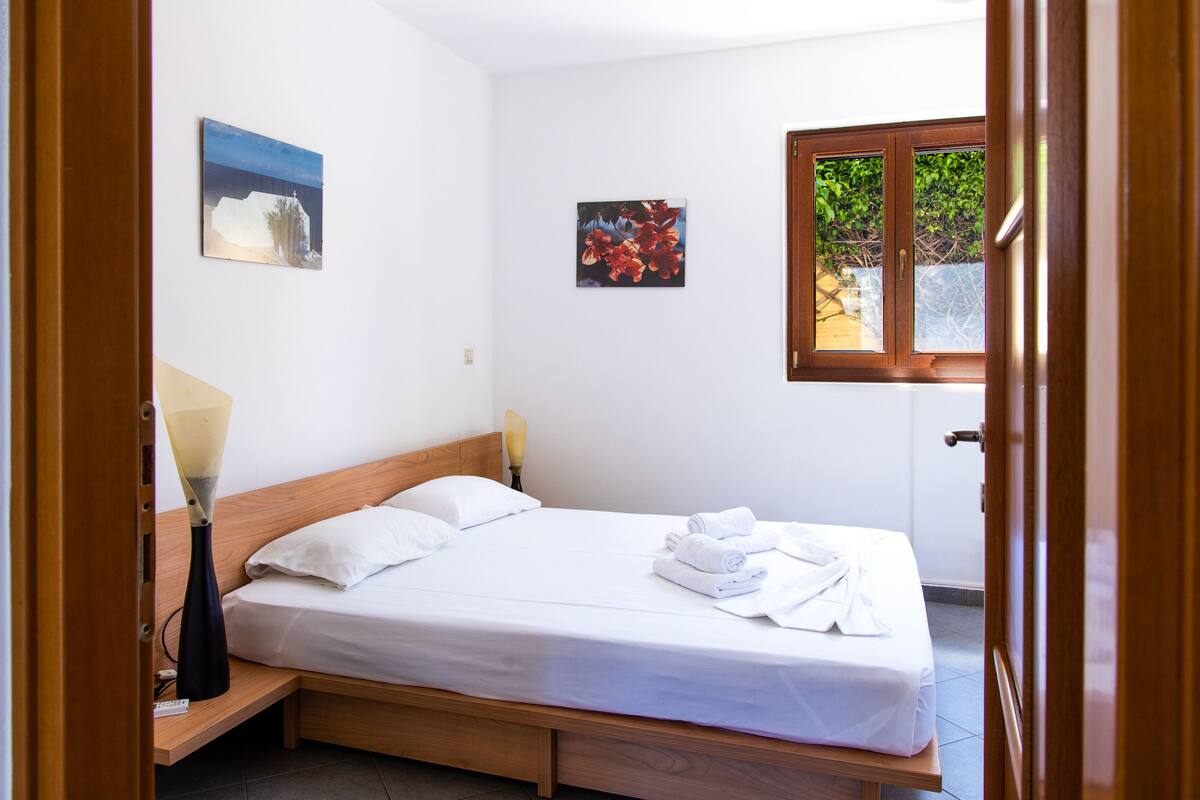 Desk, iron/ironing board, free WiFi, bed sheets