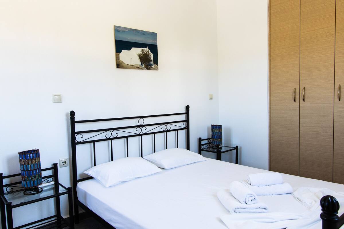 Desk, iron/ironing board, free WiFi, bed sheets