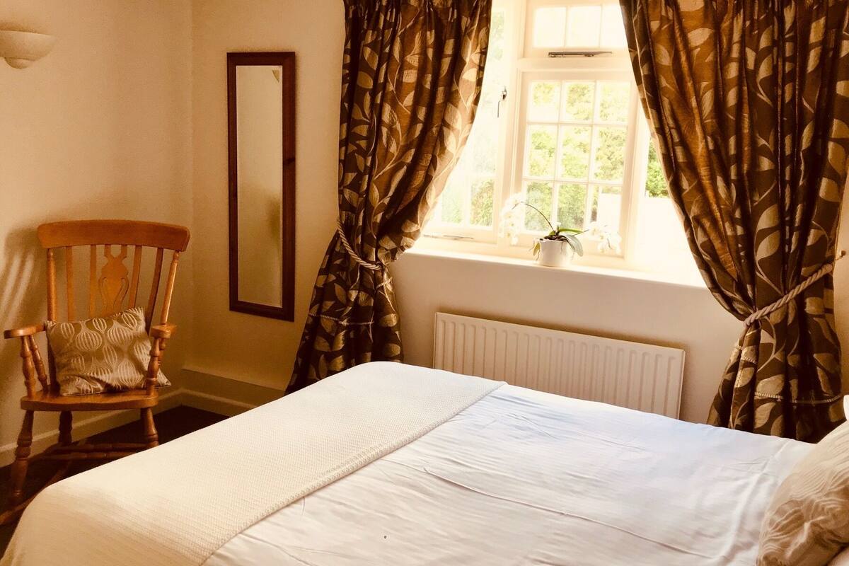 Business Double Room, 1 Double Bed, Non Smoking | Premium bedding, desk, laptop workspace, blackout drapes