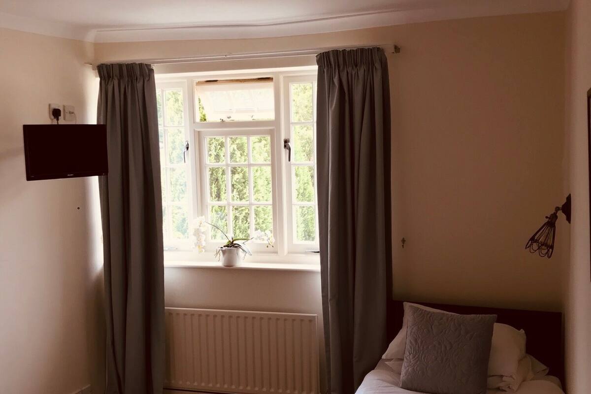 Twin Room, 2 Twin Beds, Non Smoking | Premium bedding, desk, laptop workspace, blackout drapes