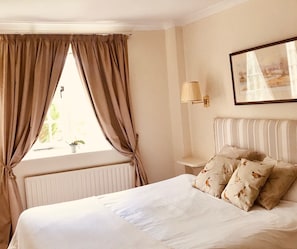 Habitación doble Confort, 1 cama matrimonial, para no fumadores | Ropa de cama de alta calidad y escritorio 