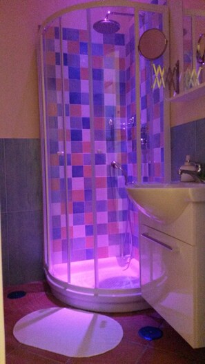 Design Studio, City View (Partenopea) | Bathroom shower - Le Stanze Di Angela (Naples)