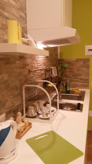 Fridge, microwave, stovetop, electric kettle - Le Stanze Di Angela (Naples)