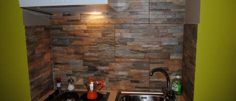 Refrigerador, microondas, parrilla de estufa y tetera elƩctrica