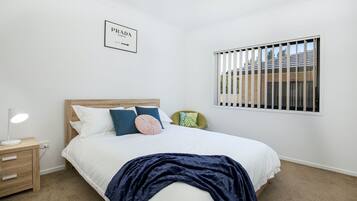 2 quartos, escrivaninha, ferros/tábuas de passar roupa, berço de viagem