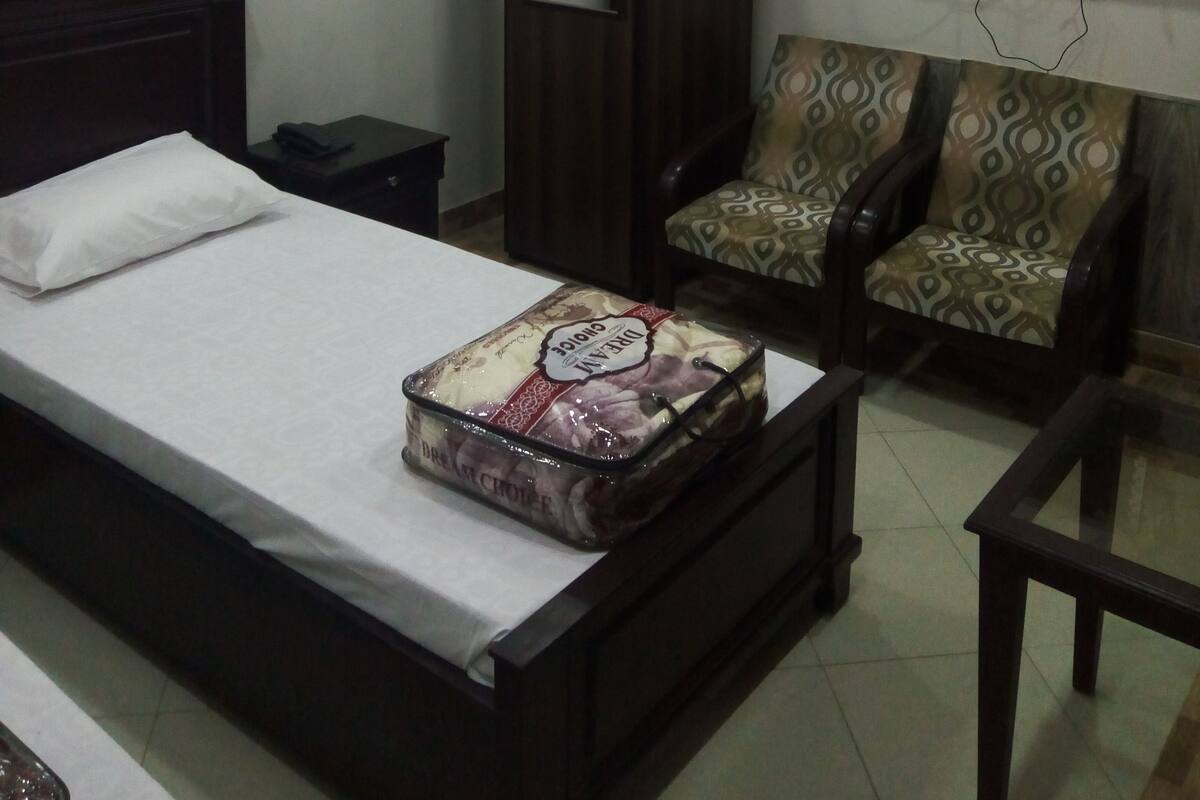 Deluxe Single Room, 1 Large Twin Bed, Smoking | Air conditioning