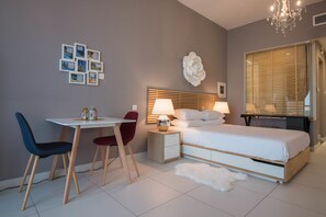 Studio, Sea View | Living room - One Perfect Stay - Palm Views East (Dubai)