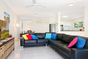 TV, DVD player - 3BR Waterfront "The Beach House" - WIFI (Trinity Beach)
