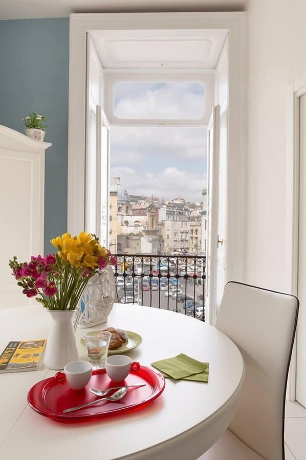 Chambre Quadruple Deluxe, balcon, vue ville (Porta Capuana) | Équipements de la chambre