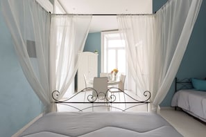 Chambre Quadruple Deluxe, balcon, vue ville (Porta Capuana) | Bureau, fer et planche à repasser, lits bébé (gratuits), Wi-Fi gratuit