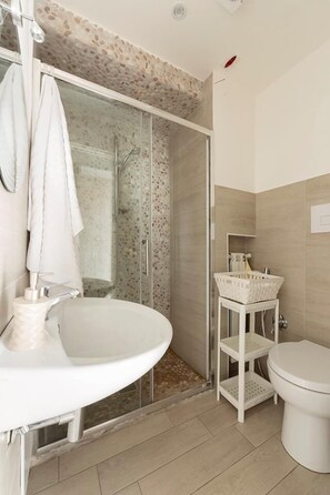 Zweibettzimmer, Balkon, Stadtblick (Porta Alba) | Badezimmer
