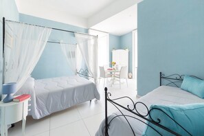 Deluxe Quadruple Room, Balcony, City View (Porta Capuana) | Desk, iron/ironing board, free cribs/infant beds, free WiFi - B&B Rosaroll (Naples)