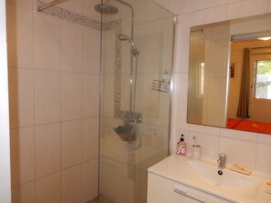 Dusche, Haartrockner, Handtücher, Seife