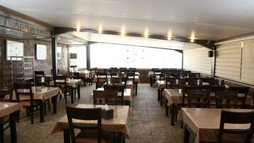 Petit déjeuner buffet (6 JOD par personne)