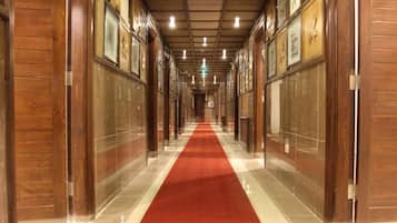 Seprai antialergi, minibar, brankas, dan meja kerja