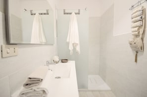 Ensemble douche/baignoire, sĂšche-cheveux, peignoirs, bidet