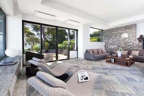 TV, fireplace - AMORE RENTALS -Villa Giada with Swimming Pool, Garden, Sea View and Parking (Sorrento)