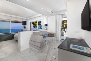 TV, fireplace - AMORE RENTALS -Villa Giada with Swimming Pool, Garden, Sea View and Parking (Sorrento)