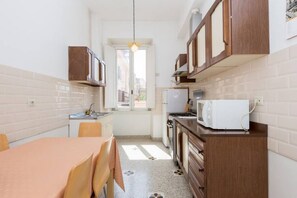 Kühlschrank, Herdplatte, Geschirrspüler, Kochgeschirr/Geschirr/Besteck