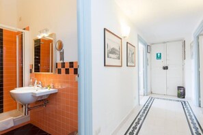 Shower, bidet, towels