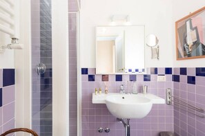 Shower, bidet, towels - Vatican Comfortable Sunny Apartment (Rome)