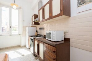 Kühlschrank, Herdplatte, Geschirrspüler, Kochgeschirr/Geschirr/Besteck