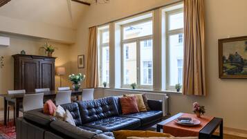 Televisie, een dvd-speler, boeken en een filmbibliotheek