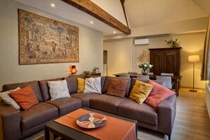 Fernseher, DVD-Player, Bücher, Videothek