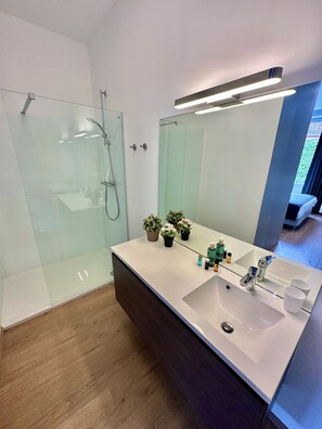 Badewanne, Haartrockner, Handtücher