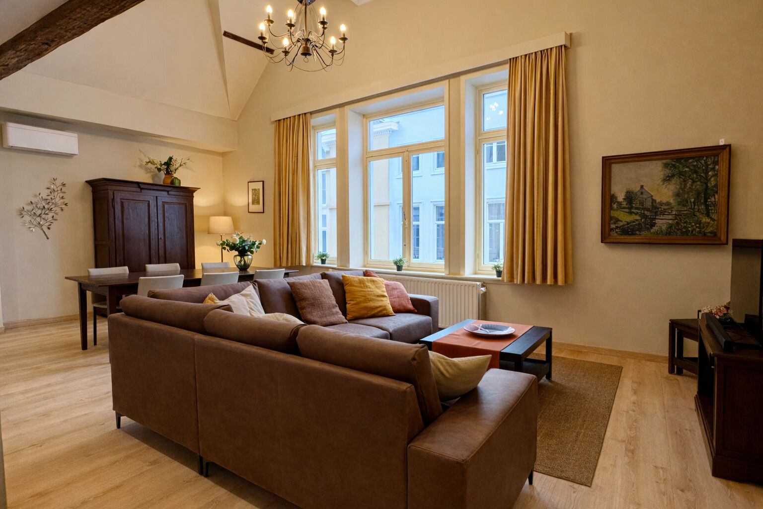 Télévision, lecteur de DVD, livres, vidéothèque