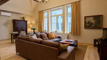 Télévision, lecteur de DVD, livres, vidéothèque