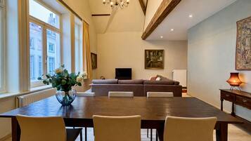 Télévision, lecteur de DVD, livres, vidéothèque