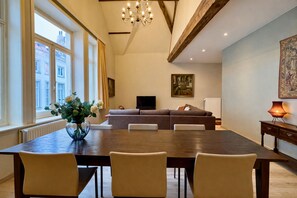 Fernseher, DVD-Player, Bücher, Videothek