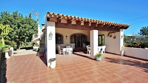 A covered patio area with a tiled floor, outdoor seating, and a pergola structure. - El Ventorrillo - holiday home with stunning views and private pool in Benissa (Benissa)