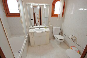 Bathtub, hair dryer, towels - El Ventorrillo - holiday home with stunning views and private pool in Benissa (Benissa)