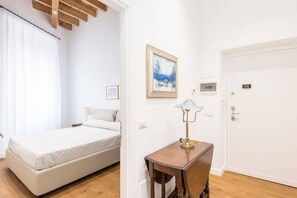 1 bedroom, iron/ironing board, WiFi, bed sheets - San Cosimato Luxury Bright Apartment (Rome)