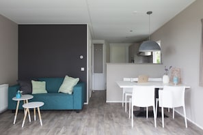 Bungalow Deluxe | Vardagsrum | Platt-tv och ett bordtennisbord