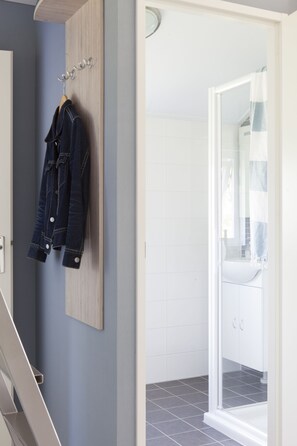 Cottage | Bathroom | Shower, hair dryer, towels, toilet paper - Strand 49 Camping & Glamping (Sint Maartensbrug)