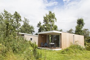 Design Cabin | 2 bedrooms, free cribs/infant beds, free WiFi, bed sheets - Strand 49 Camping & Glamping (Sint Maartensbrug)