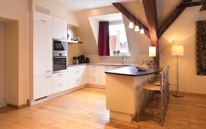 Een koelkast, een microgolfoven, een oven, een kookplaat