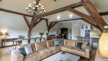 Televisie, een dvd-speler, boeken en een filmbibliotheek