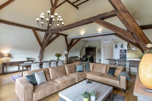 Televisie, een dvd-speler, boeken en een filmbibliotheek