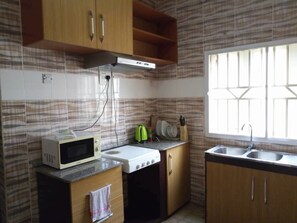 Appartement de base, 2 chambres | Cuisine privée | Réfrigérateur grande capacité avec congélateur, four à micro-ondes