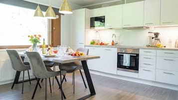 Full-size fridge, microwave, oven, stovetop