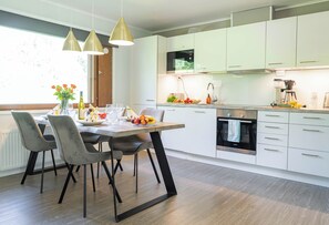 Full-sized fridge, microwave, oven, stovetop