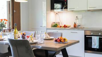 Cabaña, 3 habitaciones, sauna, vista al jardín | Cocina privada | Refrigerador con congelador, microondas, horno y parrilla de estufa