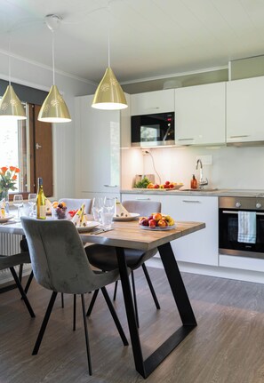 Huisje, 3 slaapkamers, sauna, uitzicht op tuin | Privékeuken | Een koelkast met diepvriezer, een microgolfoven, een oven, een kookplaat