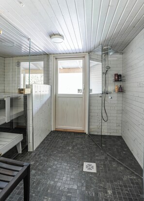 Badkamer met douche
